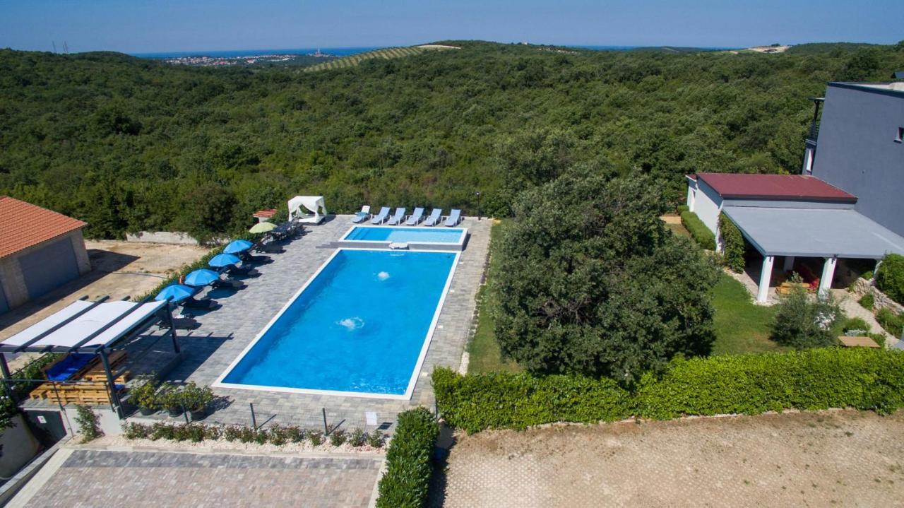 Apartments Lucy Ровин Екстериор снимка