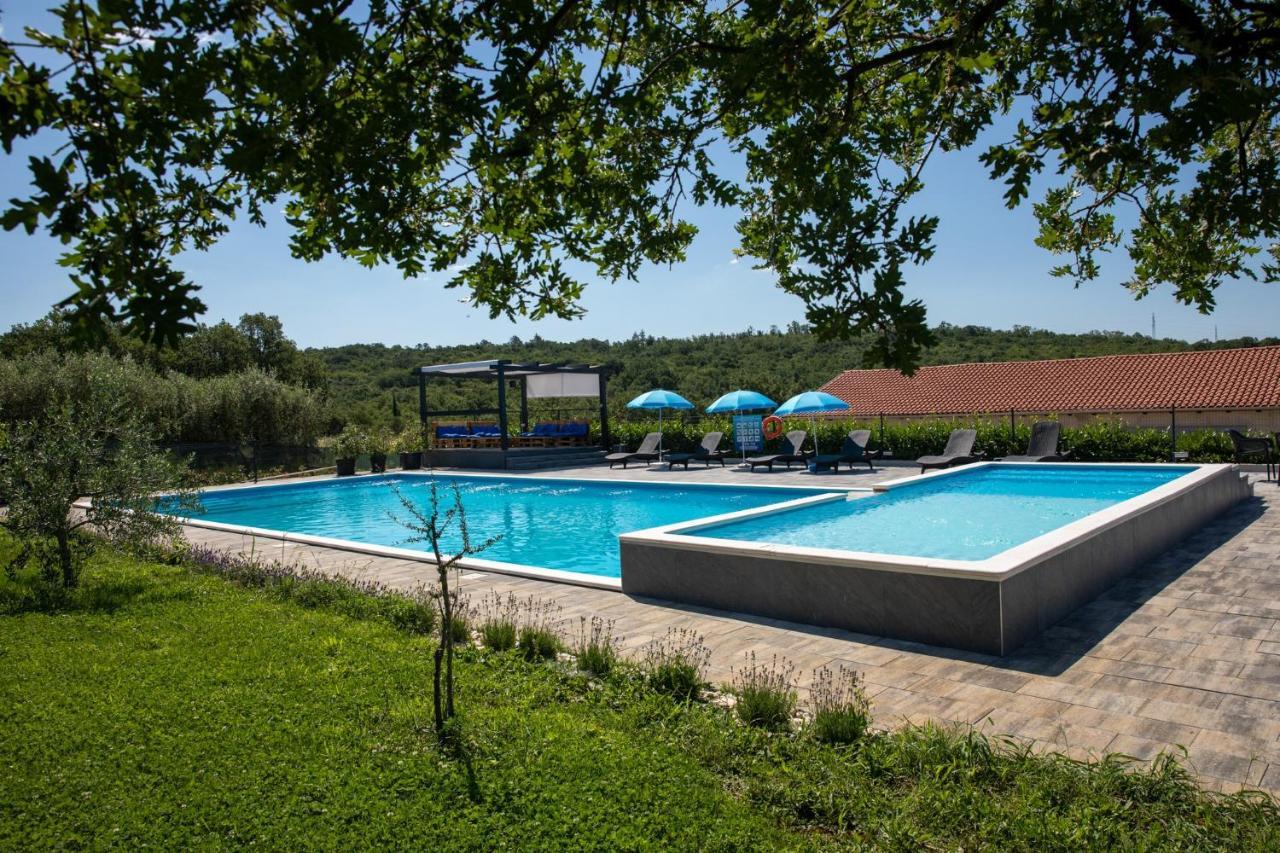 Apartments Lucy Ровин Екстериор снимка