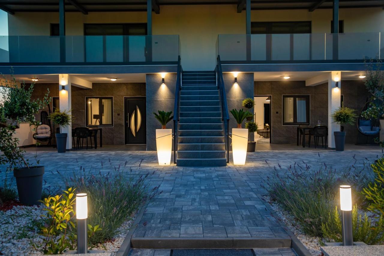 Apartments Lucy Ровин Екстериор снимка