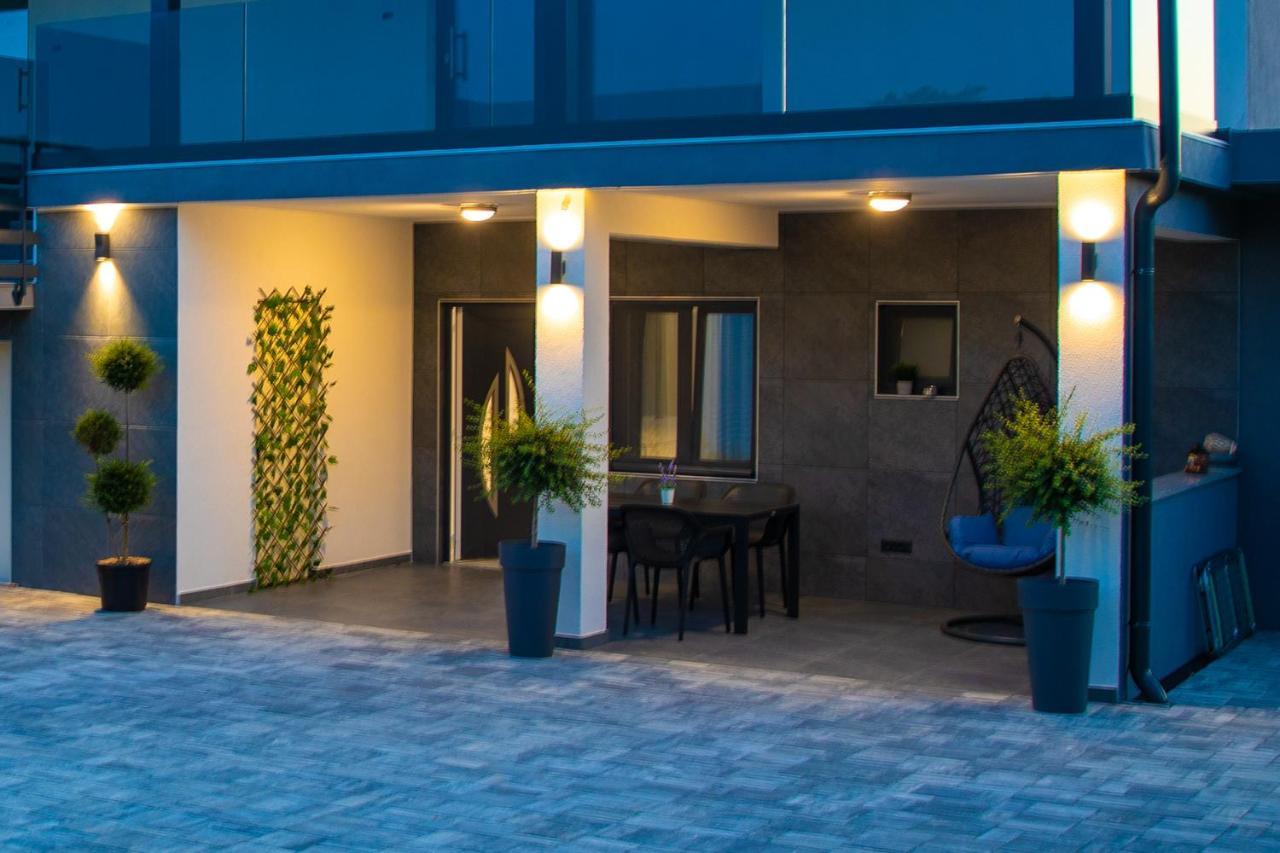 Apartments Lucy Ровин Екстериор снимка